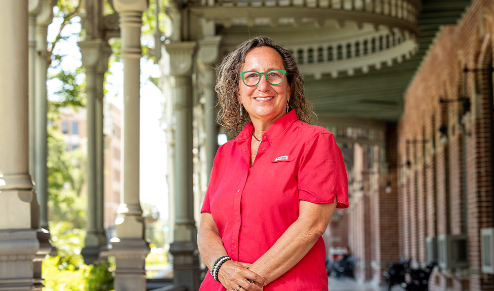 For writer Cathy Salustri ’95, the Sunshine State is her home — and her niche.