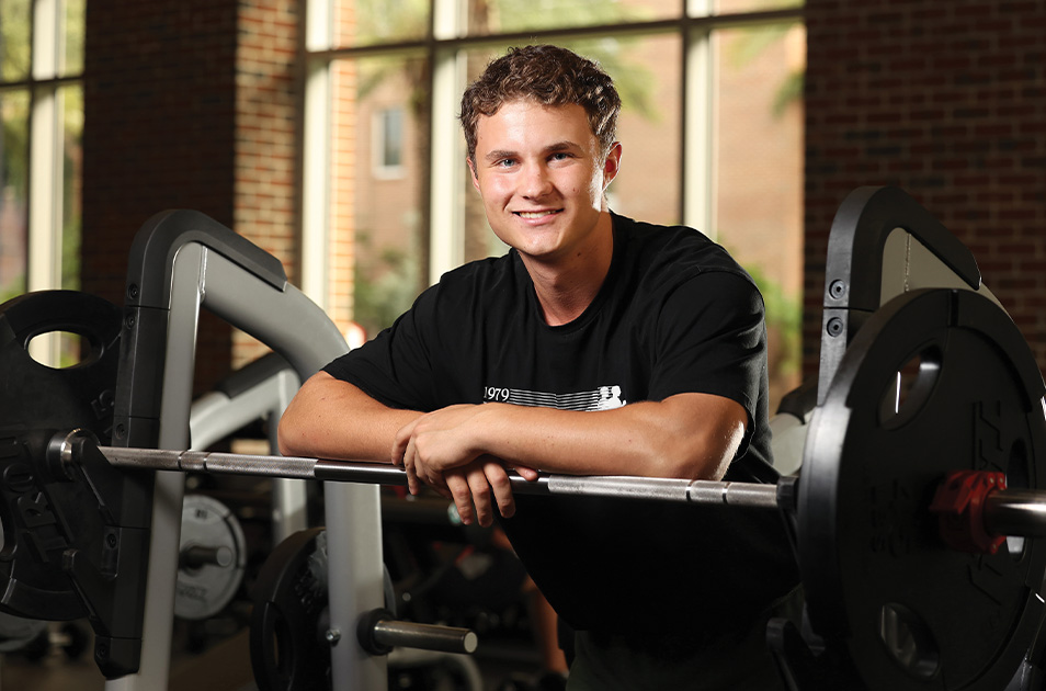 MAN IN WEIGHT ROOM